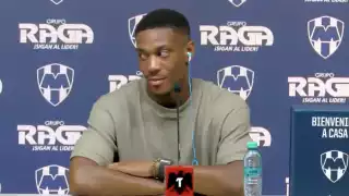 Alerta sísmica sorprende a Anthony Martial en su presentación con Rayados