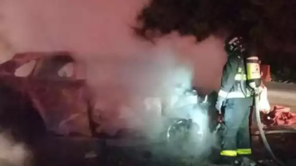Elementos de emergencia sofocaron las llamas en el vehículo Elementos de emergencia sofocaron las llamas en el vehículo