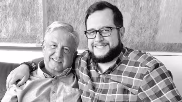 Andrés Manuel López Obrador junto a su hijo José Ramón López Beltrán