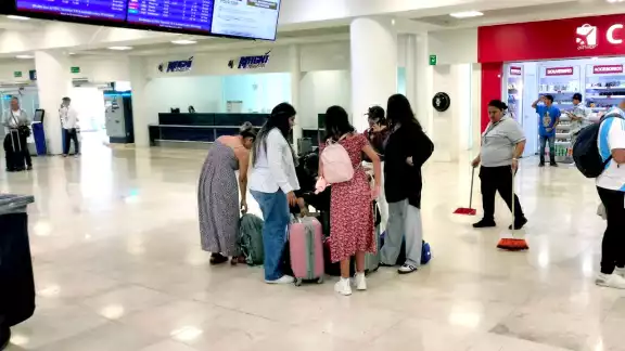 Al darse cuenta del problema que enfrentarían, las pasajeras tuvieron que abrir sus maletas para buscarla Al darse cuenta del problema que enfrentarían, las pasajeras tuvieron que abrir sus maletas para buscarla