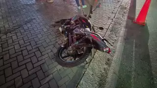 Accidente entre camioneta y motociclistas en Cancún, deja una joven lesionada