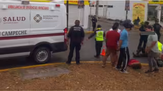 Pavimento mojado provoca fuerte derrape de motociclistas en Campeche