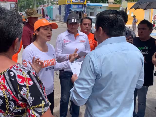 Vecinos de Samulá enfrentan a Biby Rabelo por abandono en servicios públicos.