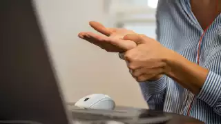 ¿Usas mucho el celular? Cirugías gratuitas para el Túnel del Carpo en Campeche podrían interesarte