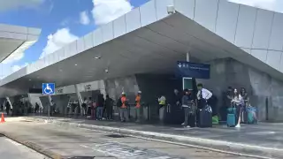“Me siento timada e intimidada": Turistas señalan a transportistas del  aeropuerto de Cancún por engaños y cobros excesivos