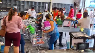 Compras de pánico en Mérida por Huracán Milton: Largas filas en supermercados  y gasolineras 