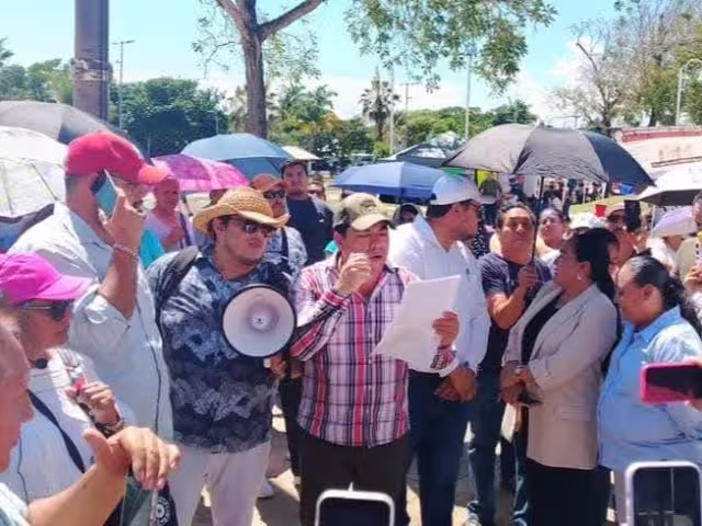 Miles de estudiantes resultan afectados por paro indefinido de maestros.