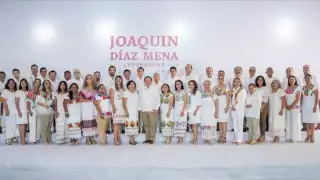 Joaquín Díaz Mena comparte una foto con integrantes de su gabinete ampliado