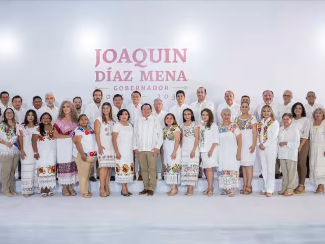Joaquín Díaz Mena comparte una foto con integrantes de su gabinete ampliado