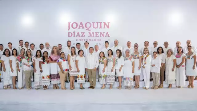 Joaquín Díaz Mena comparte una foto con integrantes de su gabinete ampliado