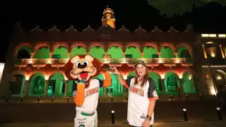   Iluminan el Palacio Municipal de Mérida en apoyo a Los Leones de Yucatán    