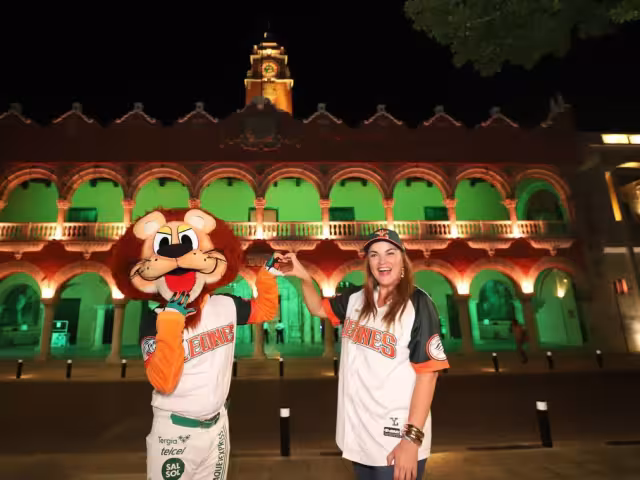 La presidenta municipal, Cecilia Patrón, encabezó la ceremonia previo al debut de los Leones