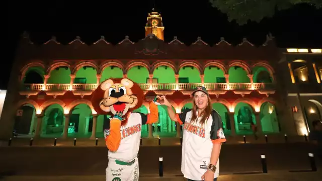 La presidenta municipal, Cecilia Patrón, encabezó la ceremonia previo al debut de los Leones