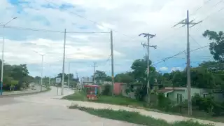 Peligro en Palizada: 10 postes a punto de caer amenazan a varias comunidades