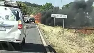 Camioneta se incendia sobre la federal Hopelchén-Campeche