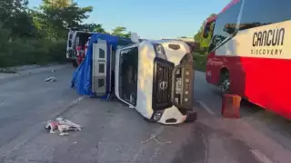 Vuelca camión cargado de frutas en la carretera Playa del Carmen-Cancún