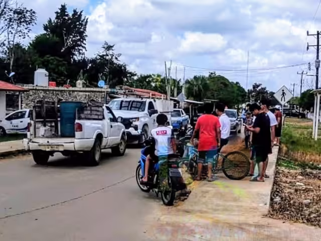 Al ver una unidad de la CFE, pobladores le bloquearon el paso dejando atrapados a los trabajadores