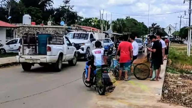 Al ver una unidad de la CFE, pobladores le bloquearon el paso dejando atrapados a los trabajadores