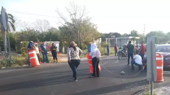 Maestros paristas verificaban que los conductores no fueran docentes para dejarlos pasar Maestros paristas verificaban que los conductores no fueran docentes para dejarlos pasar