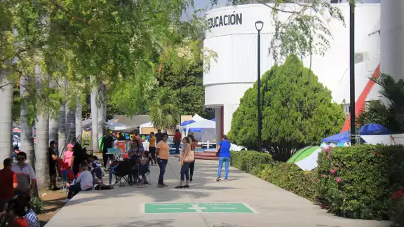 El plantón que mantienen en las instalaciones de la Secretaría de Educación pasó de 5 mil a 7 mil profesores participantes. El plantón que mantienen en las instalaciones de la Secretaría de Educación pasó de 5 mil a 7 mil profesores participantes.