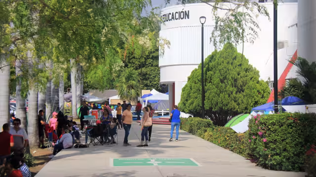 El plantón que mantienen en las instalaciones de la Secretaría de Educación pasó de 5 mil a 7 mil profesores participantes.