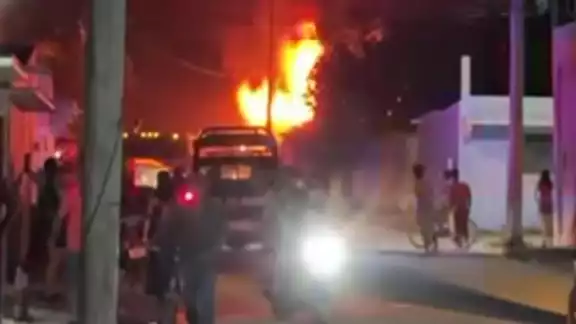 Se desconoce la causa que originó este incendio el cual se propagó por toda la propiedad.