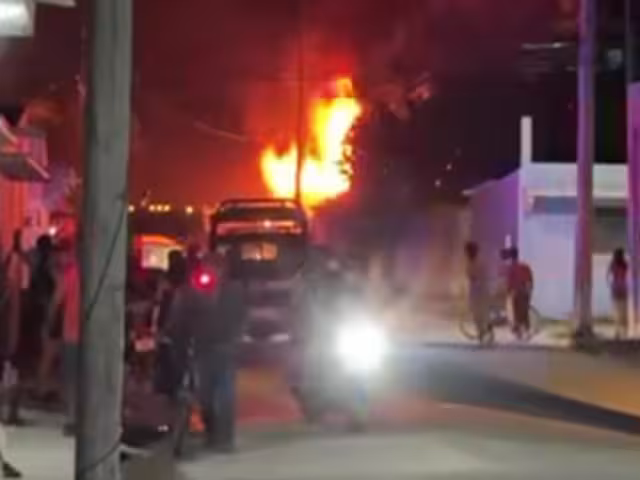 Se desconoce la causa que originó este incendio el cual se propagó por toda la propiedad.