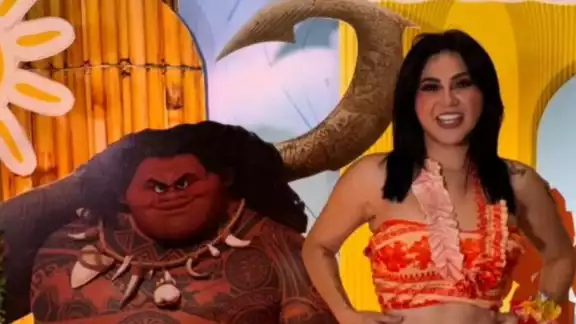 Gomita posa junto a Maui en su cumpleaños Gomita posa junto a Maui en su cumpleaños