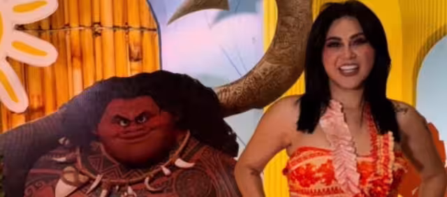 Gomita posa junto a Maui en su cumpleaños