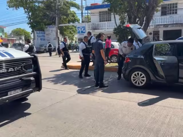 El automóvil, un Audi gris, fue interceptado frente a una empresa petrolera