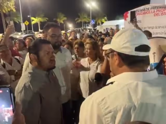 Miles de trabajadores de la educación caminaron por las calles de Chetumal para expresar su inconformidad con la reforma.