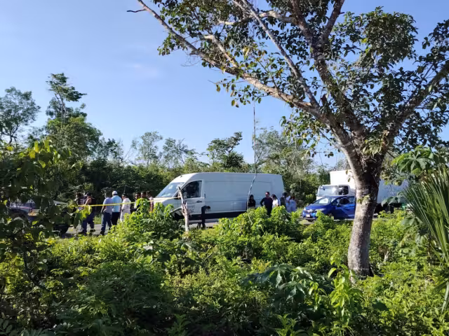 Los dos carriles de la carretera fueron cerrados, ya que el cuerpo quedó esparcido