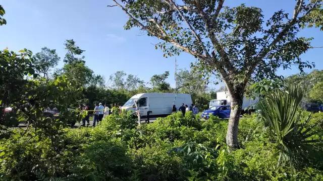 Los dos carriles de la carretera fueron cerrados, ya que el cuerpo quedó esparcido