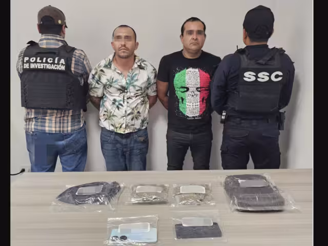 Ambos detenidos fueron sorprendidos distribuyendo su mercancía en motocicletas sin placas.