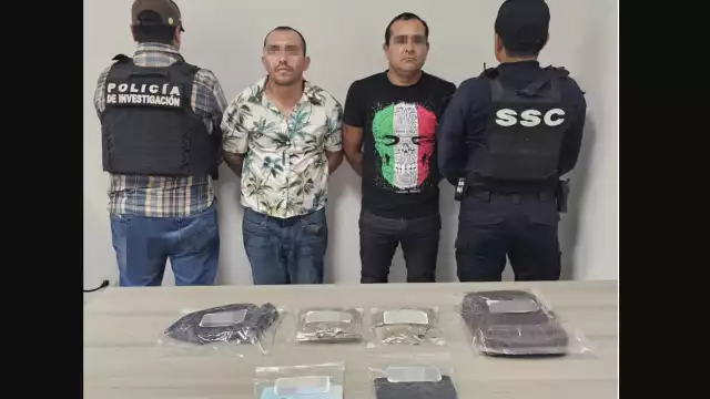 Ambos detenidos fueron sorprendidos distribuyendo su mercancía en motocicletas sin placas.