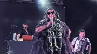 Amandititita genera preocupación al ofrecer concierto  en silla de ruedas