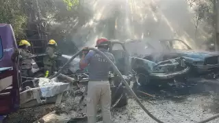 Incendio consume dos automóviles en Tulum; no reportan heridos 