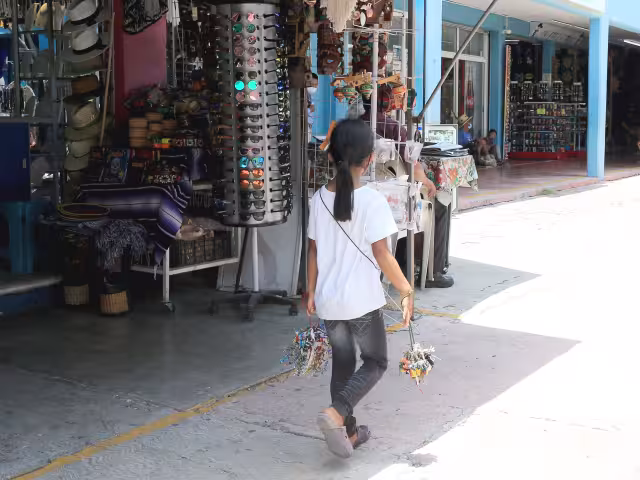 Niños ofertan souvenirs para generar ingresos