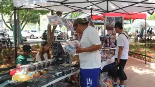 Imán para coleccionistas en Mérida: se reúnen cada domingo en el parque de Santiago     