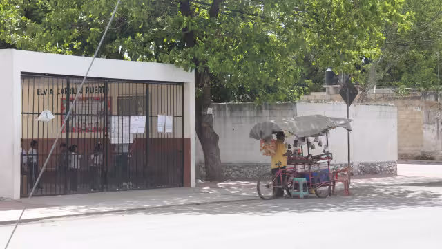 Juan Balam Várguez indicó que los colegios beneficiados serán remodelados con aulas nuevas, oficinas y baños.