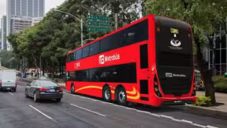 Reportan 12 lesionados tras activación de mecanismo de frenado del Metrobús en Plaza de la República