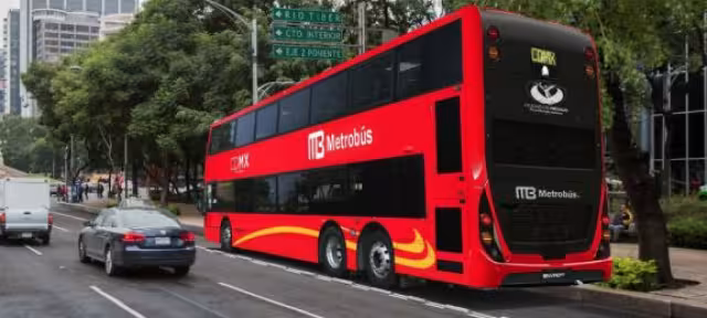 Reportan 12 lesionados en Metrobús en la estación Plaza de la República