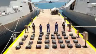 Marina asegura 103 paquetes de presunta cocaína que flotaban   en aguas de Acapulco