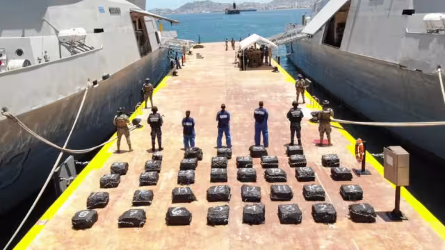 En dos acciones diferentes, elementos de la Secretaría de Marina recuperaron 103 paquetes de presunta cocaína que flotaban en el mar