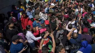 Hombre protagoniza desafortunado momento al acercarse de más a la Presidenta Claudia Sheinbaum
