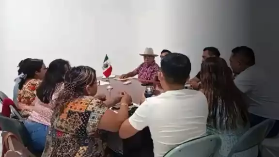 La sesión fue transmitida en vivo por el regidor Manuel A., y en el video se observa cómo los 11 funcionarios discuten intensamente sobre la adquisición de la ambulancia La sesión fue transmitida en vivo por el regidor Manuel A., y en el video se observa cómo los 11 funcionarios discuten intensamente sobre la adquisición de la ambulancia