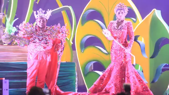 La reina se presentó ante el público en un magno evento en la Concha Acústica, para recibir los símbolos reales que la convirtieron en soberana de las fiestas.