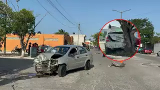 Aparatoso choque deja dos autos destrozados en Campeche; una menor, entre los lesionados 