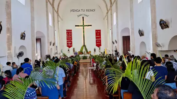 La actividad religiosa se llevó acabo en la Iglesia de la Santa Cruz La actividad religiosa se llevó acabo en la Iglesia de la Santa Cruz