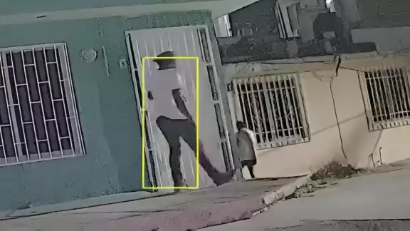 Cámaras captan momento en que sujeto acecha a mujer en Solidaridad Urbana Cámaras captan momento en que sujeto acecha a mujer en Solidaridad Urbana